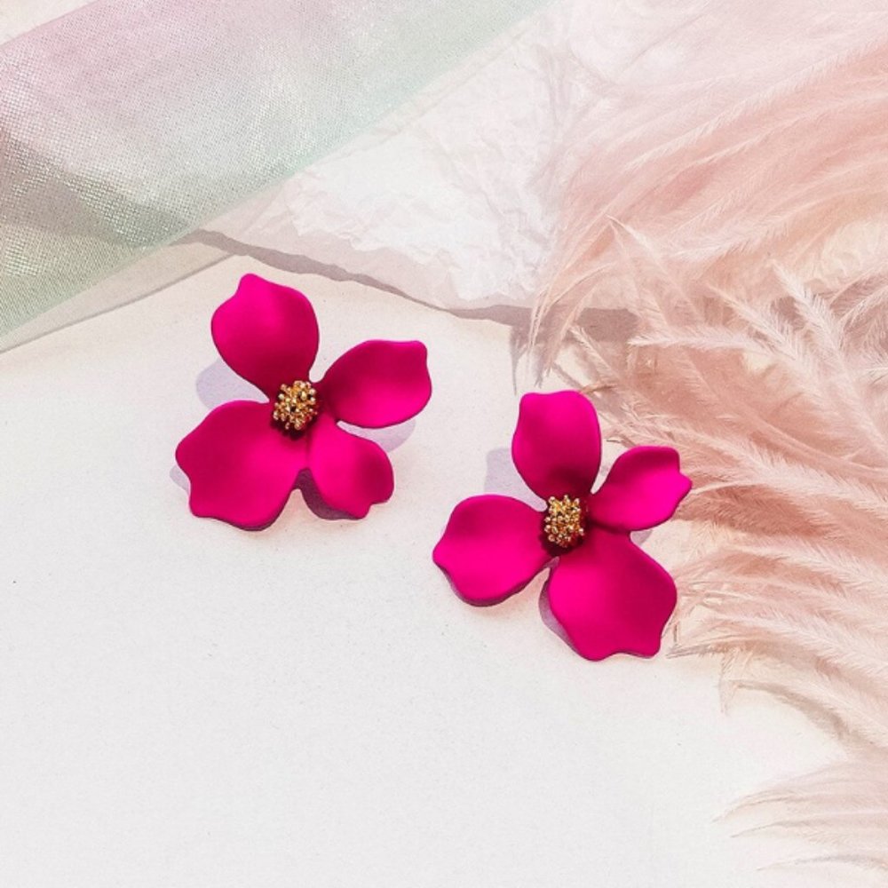 “Riya” Minimalist Cute Gold Floral Stud Earring - Picture 2 of 13